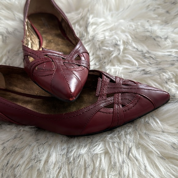 NINE WEST burgundy pointed-toed flats - Picture 5 of 10